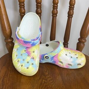 CROCS Women's Vibrant Tie-Dye Shoes